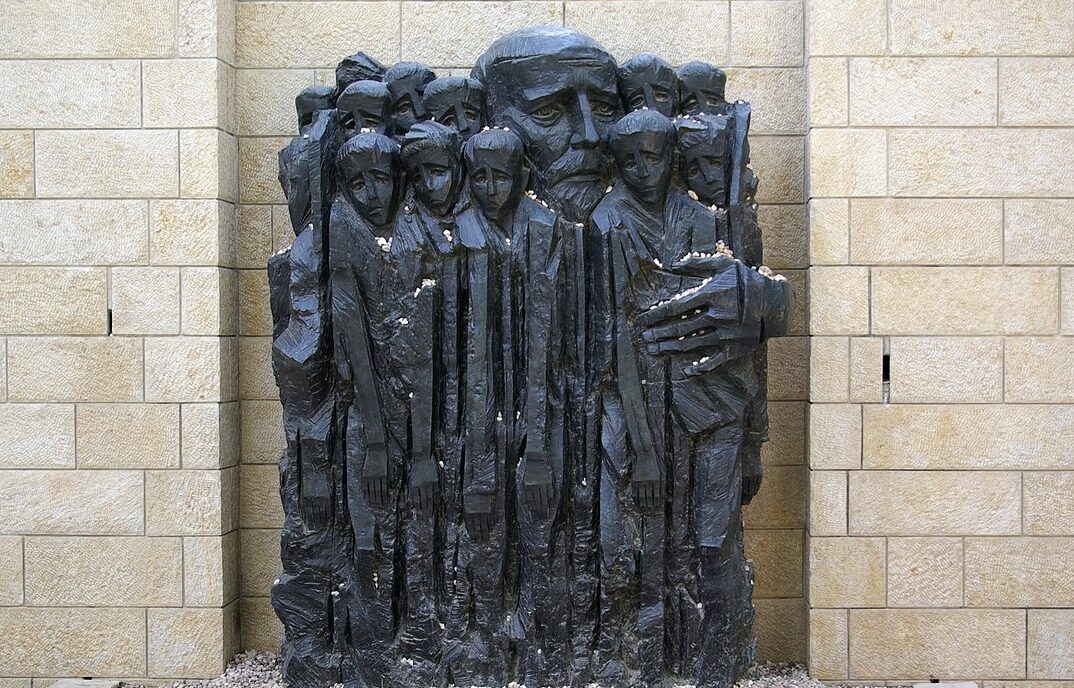 Rzeźba Borisa Saktsiera Korczak i Dzieci Getta, by Berthold Werner - Praca własna, Domena publiczna, https://commons.wikimedia.org/w/index.php?curid=5580455