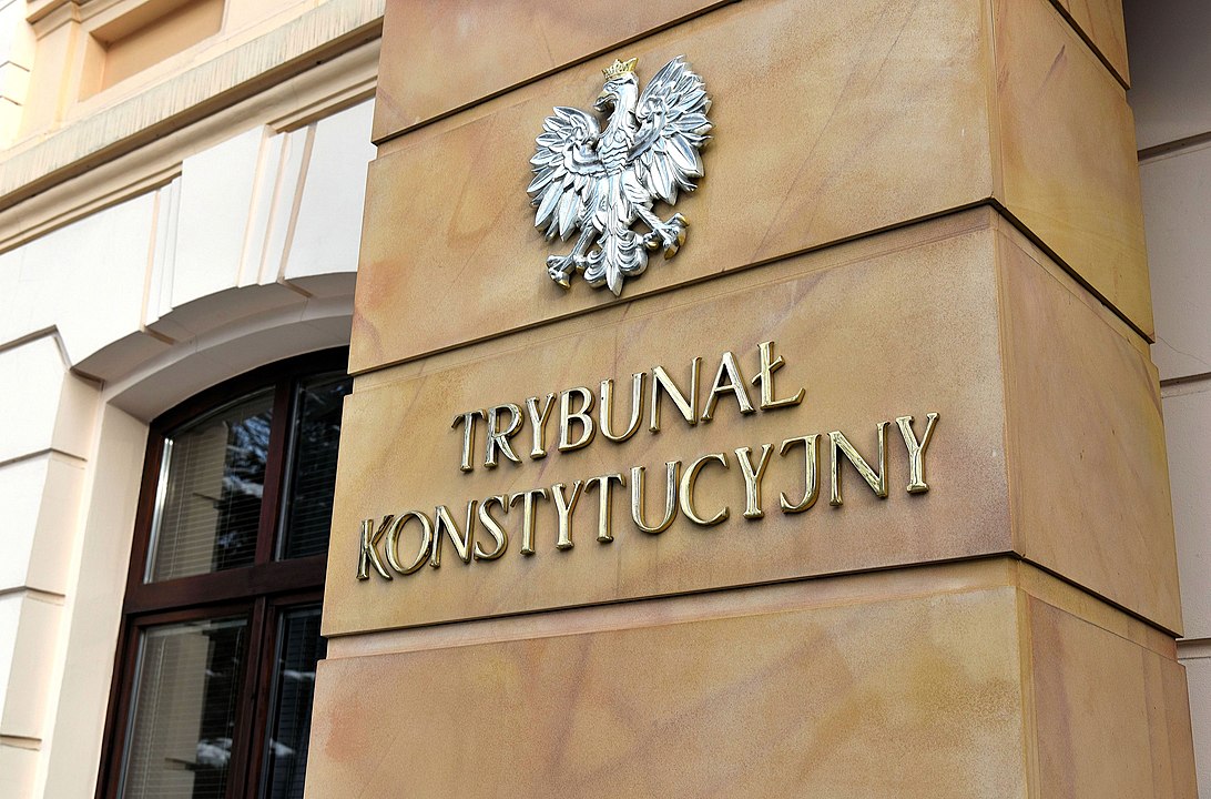 Wejście do siedziby Trybunału Konstytucyjnego, By Adrian Grycuk - Praca własna, CC BY-SA 3.0 pl, https://commons.wikimedia.org/w/index.php?curid=46587031