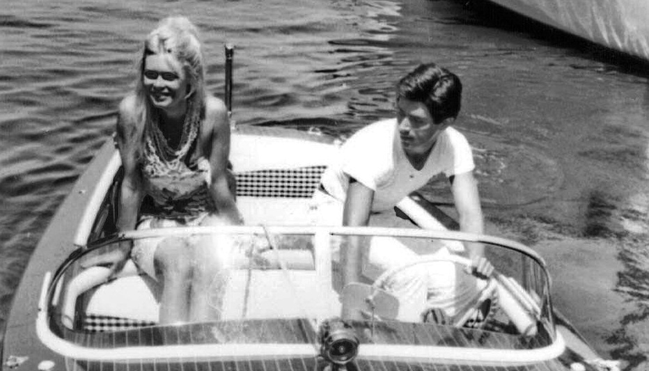 Brigitte Bardot i Sami Frey w Saint-Tropez (1963), wikimedia (domena publiczna)