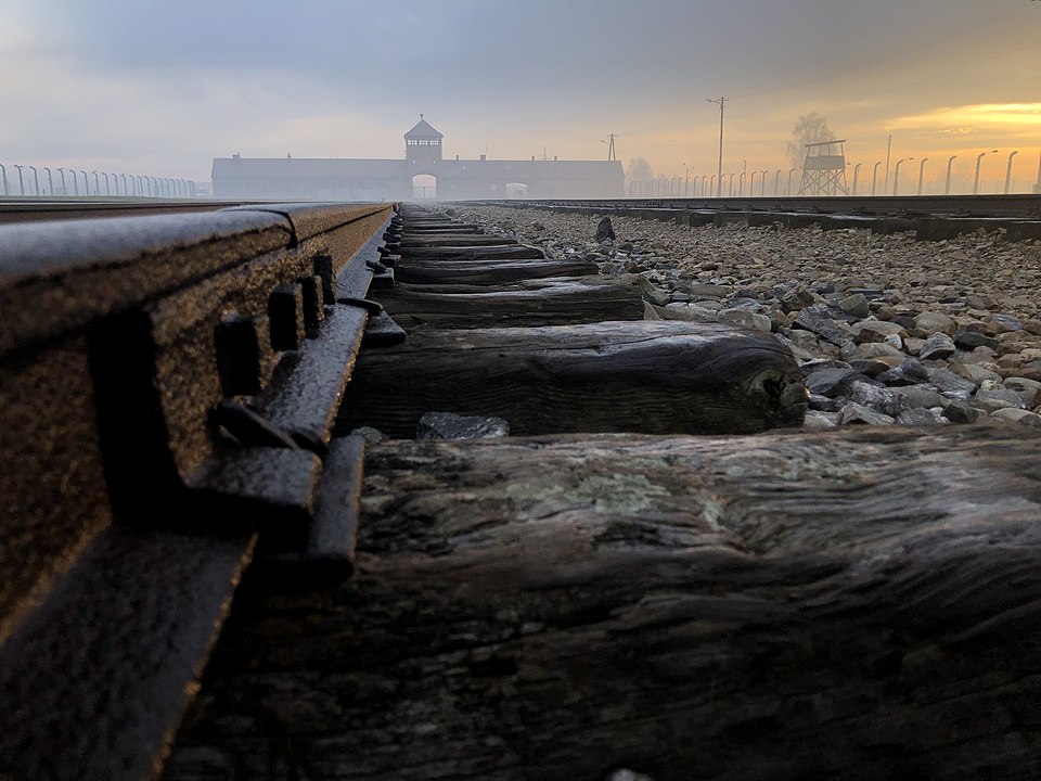 The ramp and the Gate of Death of Birkenau, By Paweł Sawicki - Praca własna, CC BY-SA 4.0, https://commons.wikimedia.org/w/index.php?curid=87194676