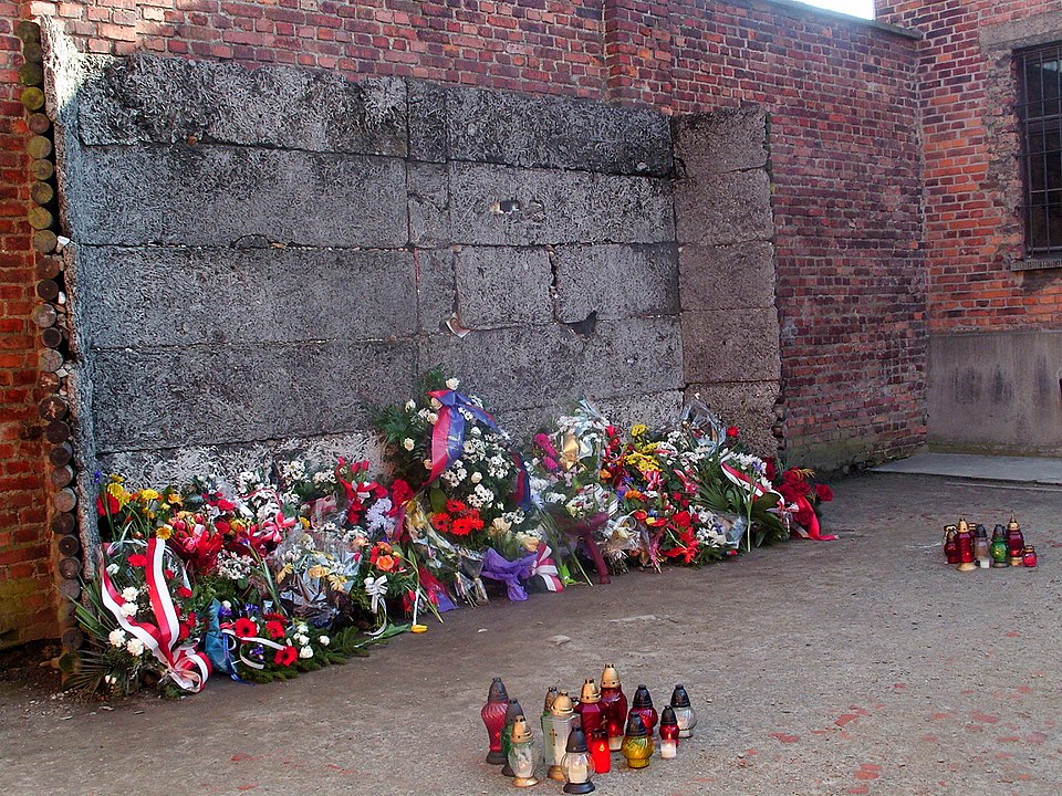 Muro delle esecuzioni al campo di concentramento di Auschwitz I., By Tomasz Bienias - Photo by Diabetes, CC BY 3.0, https://commons.wikimedia.org/w/index.php?curid=8779479
