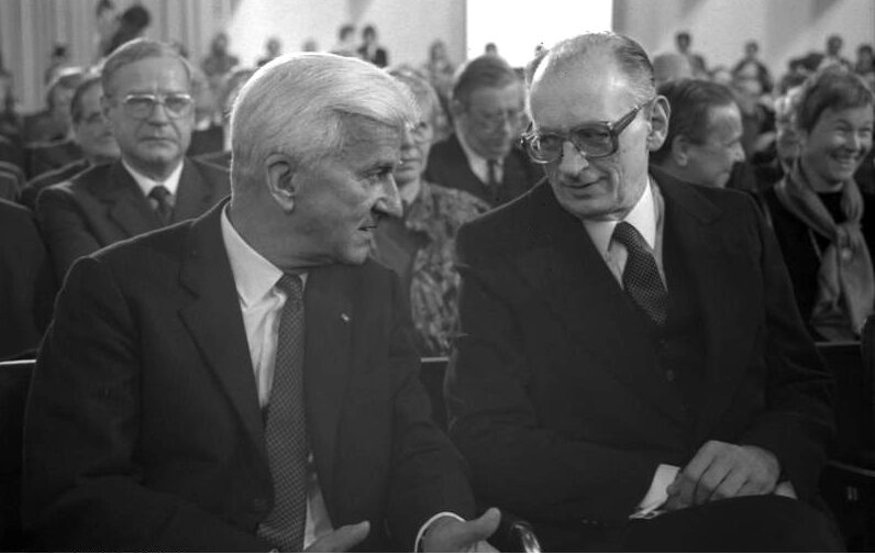 Władysław Bartoszewski (rechts) mit Bundespräsident Richard von Weizsäcker (1986),
Von Bundesarchiv, B 145 Bild-F073571-0003 / Wienke, Ulrich / CC-BY-SA 3.0, CC BY-SA 3.0 de, https://commons.wikimedia.org/w/index.php?curid=5471261