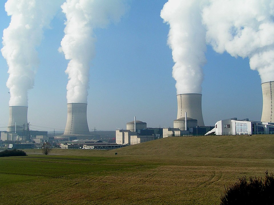 Współczesna elektrownia jądrowa (wydobywające się z chłodni kominowej obłoki to skondensowana para wodna; Na zdjęciu bloki po 1300 MW elektrowni jądrowej w Cattenom, Francja), Autorstwa Stefan Kühn - Praca własna, CC BY-SA 3.0, https://commons.wikimedia.org/w/index.php?curid=94202