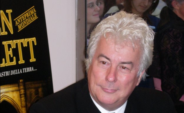 Ken Follett (2007), Autorstwa LunaFredda - https://www.flickr.com/photos/7984217@N02/1417825477/ Permission for {{Cc-by-sa-2.5}}} was given to me., CC BY-SA 2.5, https://commons.wikimedia.org/w/index.php?curid=2836399