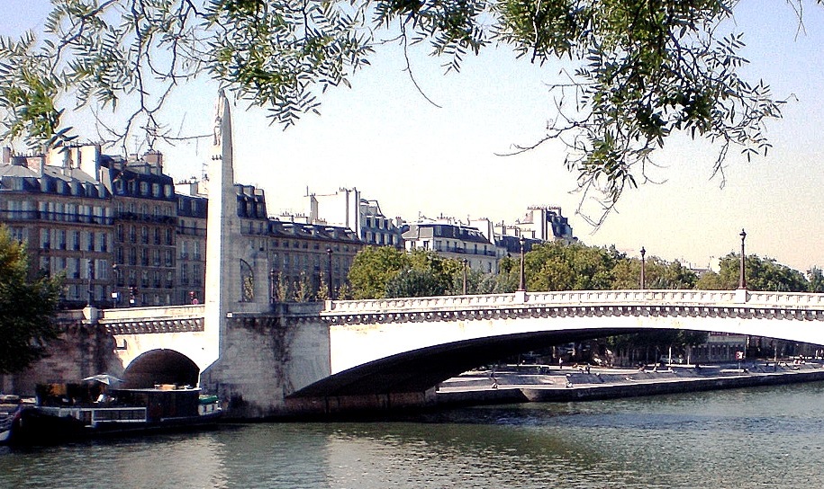 Fragment Pont de la Tournelle, z widoczną statuą św. Genowefy, Par Mbzt — Travail personnel, CC BY-SA 3.0, https://commons.wikimedia.org/w/index.php?curid=11700314