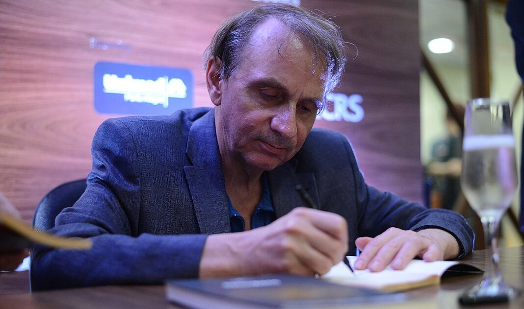 Michel Houellebecq en 2016; Par Fronteiras do Pensamento — Michel Houellebecq no Fronteiras do Pensamento Porto Alegre 2016, CC BY-SA 2.0, https://commons.wikimedia.org/w/index.php?curid=55831490