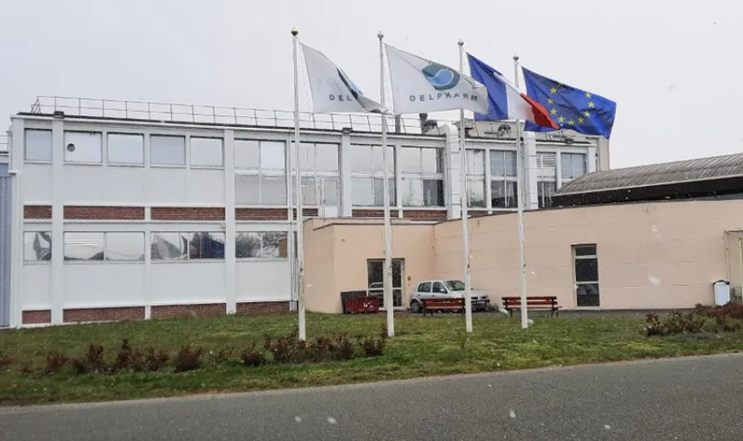 L'usine Delpharm de Saint Rémy sur Avre en Eure et Loir commence à conditionner le vaccin Pfizzer BioNTech © Radio France / Béatrice Dugué / Twitter