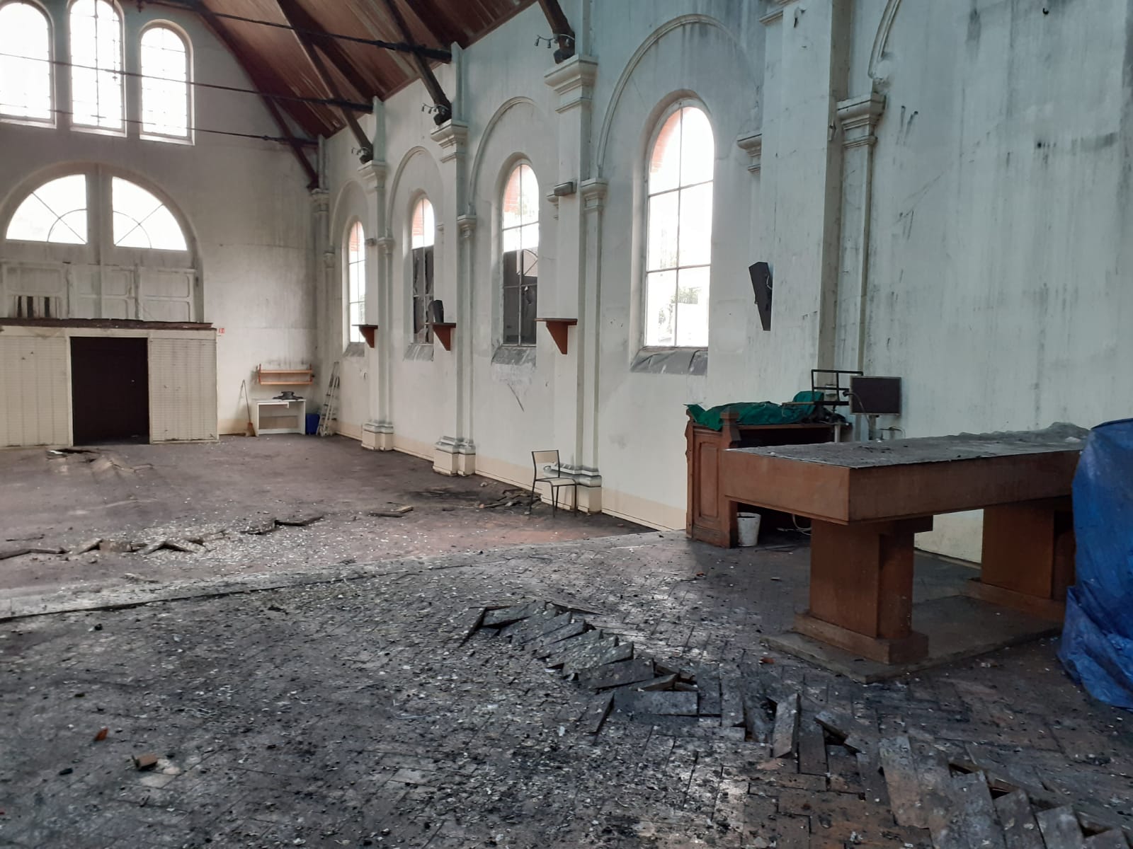 Zniszczony kościół w Corbeil-Essonnes - nawa główna i zniszczony dach (kwiecień 2021), fot. PolskiFR/TS