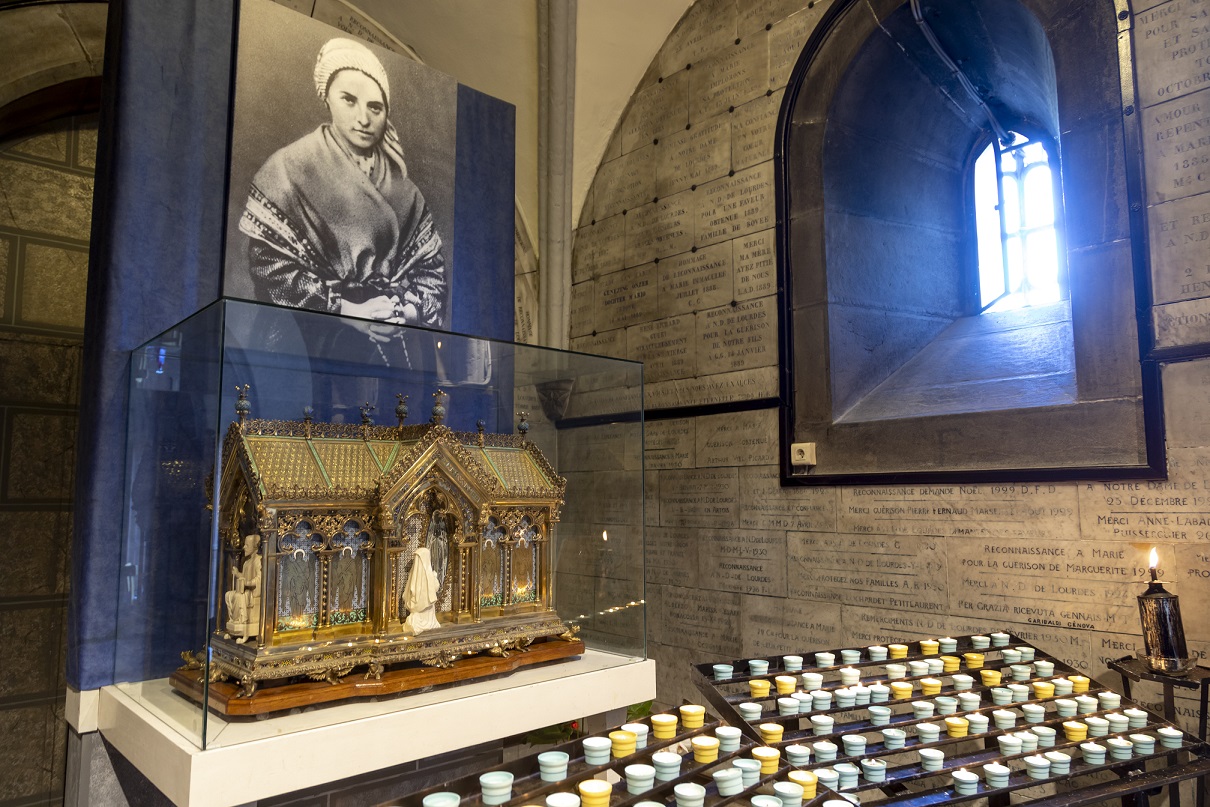Relikwiarz św. Bernadety w Lourdes, fot. o. Krzysztof Zielenda OMI