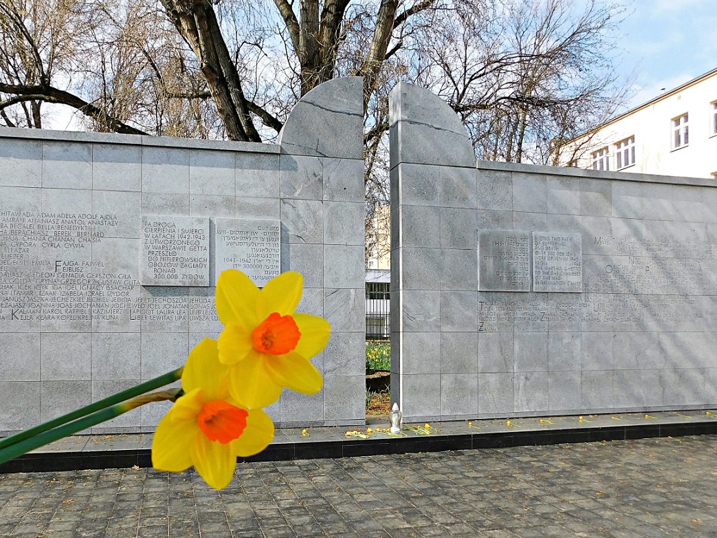 Mur - Pomnik Umschlagplatz. 
Stąd w latach 1942–1943 Niemcy wywieźli do obozu zagłady w Treblince  i innych ponad 300 tysięcy Żydów z warszawskiego getta. , fot. s. Amata CSFN