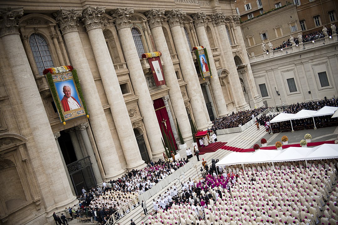 Msza kanonizacyjna, fot. Autorstwa Jeffrey Bruno from New York City, United States - Canonization 2014- The Canonization of Saint John XXIII and Saint John Paul II, CC BY-SA 2.0, https://commons.wikimedia.org/w/index.php?curid=32427710