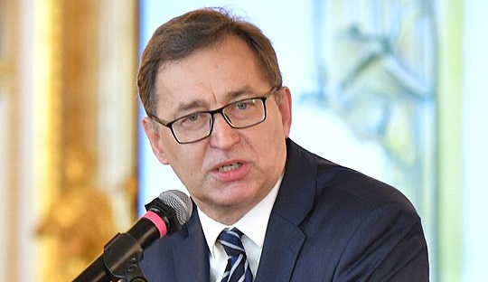 Jarosław Szarek (2019), Autorstwa Sejm RP. Fot. Kancelaria Sejmu/Łukasz Błasikiewicz - cropped from: https://commons.wikimedia.org/wiki/File:Jaros%C5%82aw_Szarek.JPG, CC BY 2.0, https://commons.wikimedia.org/w/index.php?curid=83545131