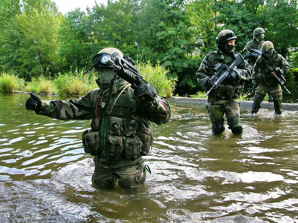 Légionnaires du 2e régiment étranger d'infanterie en progression dans un cours d'eau en France en 2006, fot. Autorstwa davric - collection personnelle, CC BY-SA 3.0, https://commons.wikimedia.org/w/index.php?curid=2708257