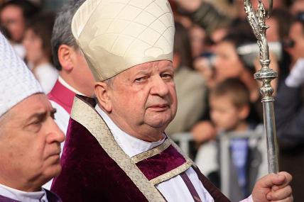 Cardinal Dziwisz at the funeral ceremonies of the presidential couple Lech and Maria Kaczyński (2010)  , Autorstwa Bartosz Staszewski, Staszewski.se - Praca własna, CC BY-SA 2.5, https://commons.wikimedia.org/w/index.php?curid=10063198