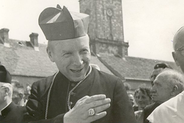 Kard. S. Wyszyński podczas pielgrzymki nauczycieli  na jasnogórskich Wałąch. 30.06.1957r., fot. Instytut Prymasowski, wyszynskiprymas.pl