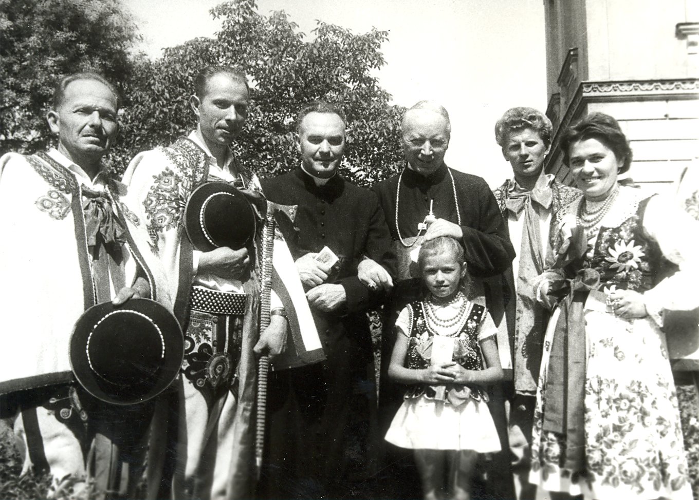 Kard. S.Wyszynski w ogrodzie Domu Abp. Warszawskich z grupa gorali przybylych z zyczeniami imieninowymi.Warszawa - Moidowa 3.08.1963r.