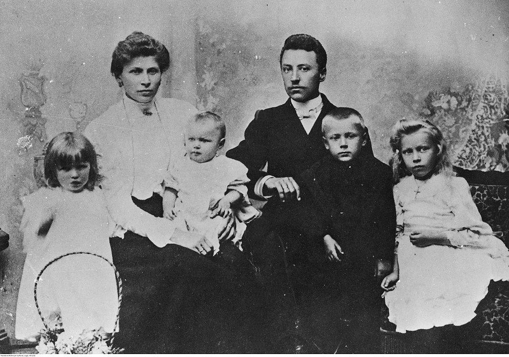 Rodzina: Julianna Karp i Stanisław Wyszyński z dziećmi (poniżej od lewej): Stanisława, Janina, Stefan (przyszły prymas) i Anastazja (Zuzela, 1906), fot. wikimedia (domena publiczna)