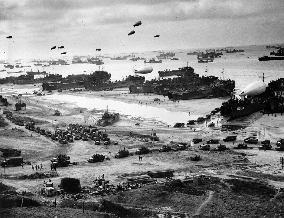 Wyładunek wojsk i zaopatrzenia na plaży Omaha (połowa czerwca 1944), fot. wikimedia (domena publiczna)