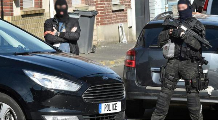 fot. Des policiers d’une unité antiterroriste et de la DGSI patrouillent dans une rue de Wattignies, dans le nord de la France, le 5 juillet 2017. DENIS CHARLET/AFP / @Le_Figaro/Twitter