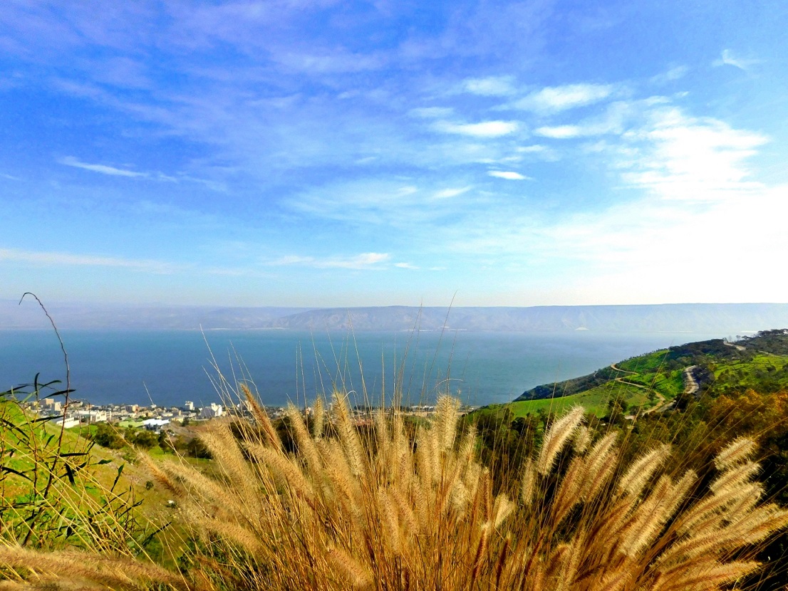 Widok na Jezioro Galilejskie z otaczających je wzniesień, fot. s. Amata CSFN