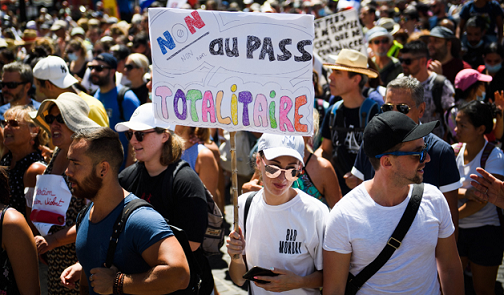 Des manifestants à Marseille contre le pass sanitaire, samedi 17 juillet 2021 - CLEMENT MAHOUDEAU / AFP, fot. @BFMTV / Twitter