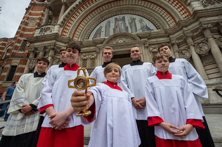 Polscy ministranci udają się na pielgrzymkę do Katedry Westminsterskiej, aby otrzymać relikwie błogosławionego Carlo Acutisa z rąk biskupa Paula McAleenana. fot. ©Mazur/cbcew.org.uk / Flickr