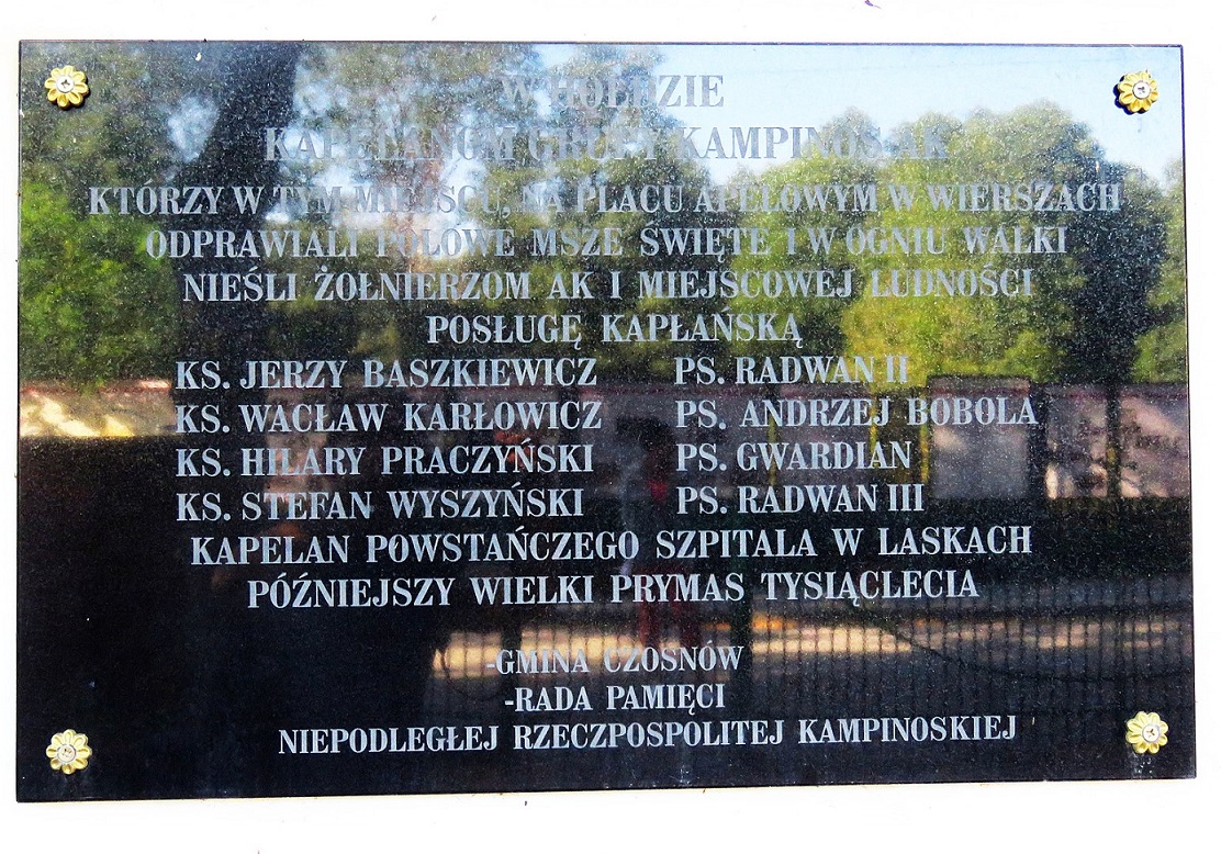 Tablica na murze kościoła w Wierszach, upamiętniająca kapelanów Grupy „Kampinos”, fot. Andrzej Błaszczak - Praca własna, CC BY-SA 4.0