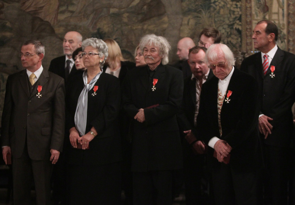 Roman Opałka (drugi od prawej) podczas uroczystości wręczenia odznaczeń ludziom kultury na Wawelu (17 stycznia 2011), fot. Autorstwa Kancelaria Prezydenta RP - www.prezydent.pl, GFDL 1.2, https://commons.wikimedia.org/w/index.php?curid=12758782
