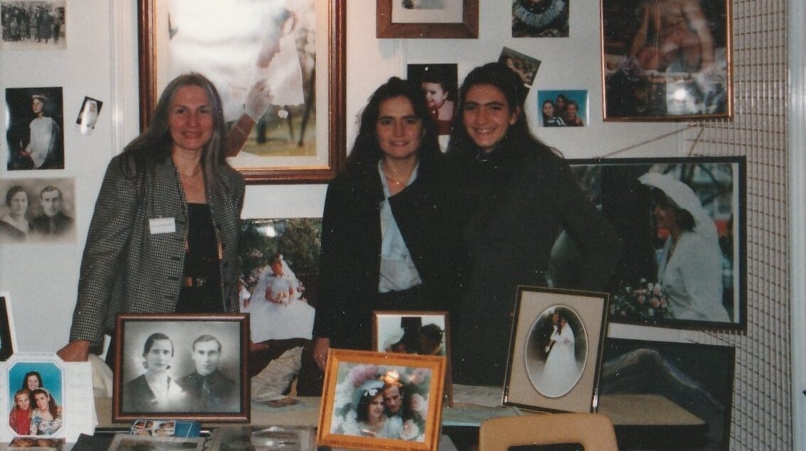« Studio Boissière »                                                                                                                                                                                                                                                                                                                                                               Danuta TARNAWSKA/KASPARIAN et ses filles :  LYDIA et MACCHA                                                                                (1993 : 1er Salon des Expositions pour les Artisans et Commerçants de Montreuil Seine St-Denis)