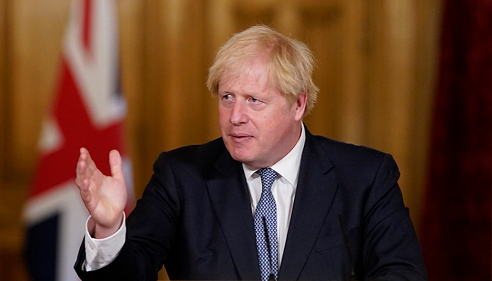 Johnson podczas konferencji prasowej na temat COVID-19, 31 lipca 2020 r., fot. By 10 Downing Street - "Prime Minister's statement on coronavirus (COVID-19): 31 July 2020" (published 31 July 2020 at https://www.gov.uk/government/speeches/prime-ministers-statement-on-coronavirus-covid-19-31-july-2020), OGL 3, https://commons.wikimedia.org/w/index.php?curid=99547999