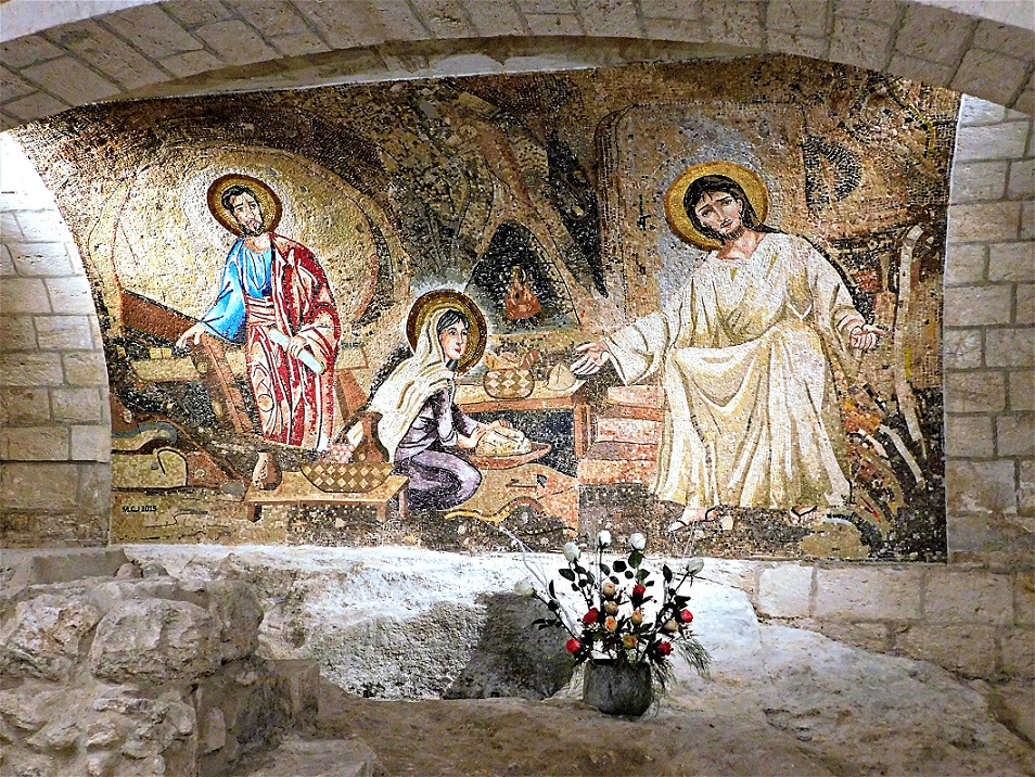 Nazaret - kościół św. Józefa z pozostałościami starożytnego domu, uważanego za dom św. Józefa, w którym mieszkał z Jezusem i Maryją, fot. s. Amata CSFN
