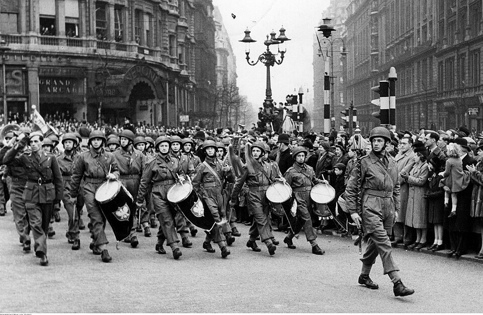 Brygada w czasie przemarszu przez Edynburg, fot. wikimedia (domena publiczna)