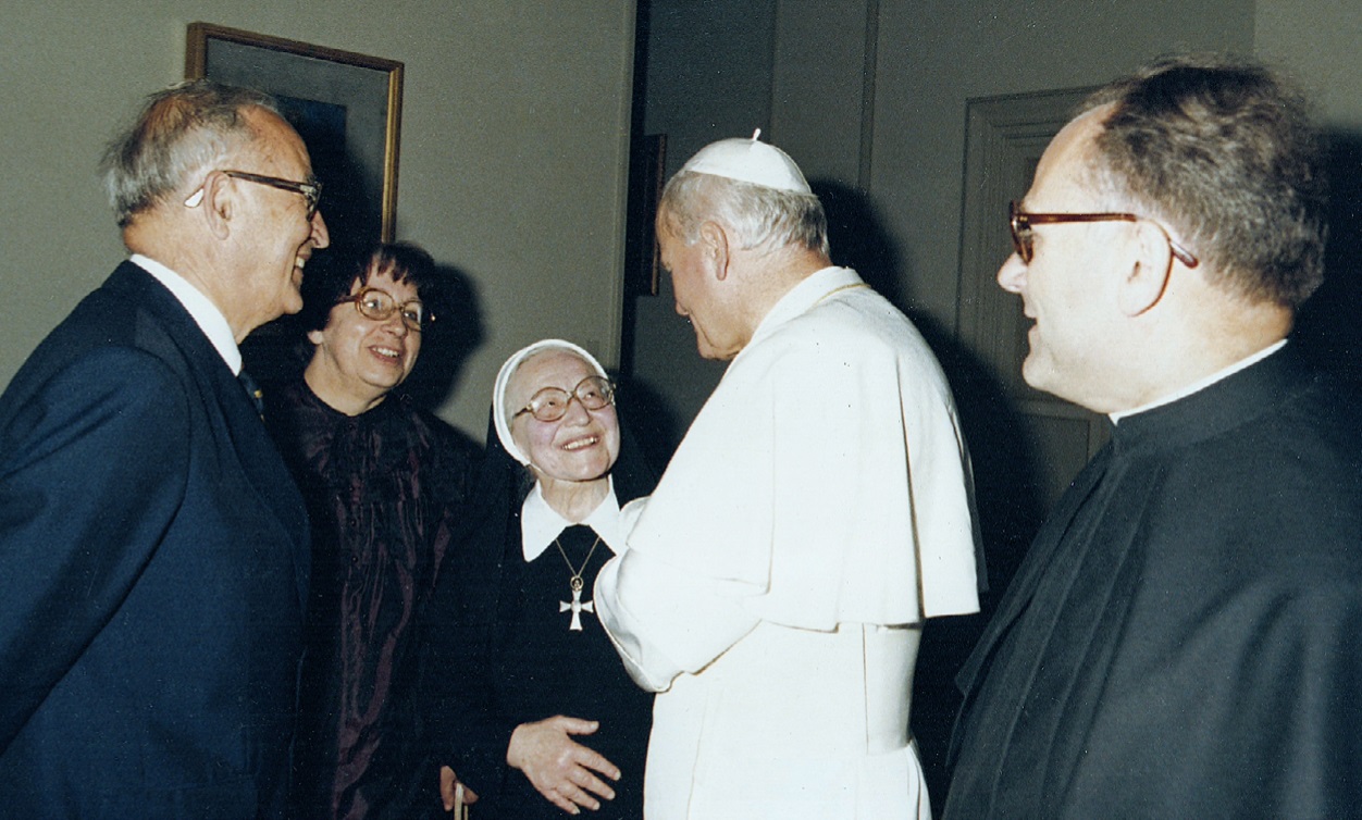 fot. zdjęcie z Janem Pawłem II od lewej: Théo Lombard, Teresa Skawińska, s. Maria i ks. T. Tomasiński SAC - arch. GK.