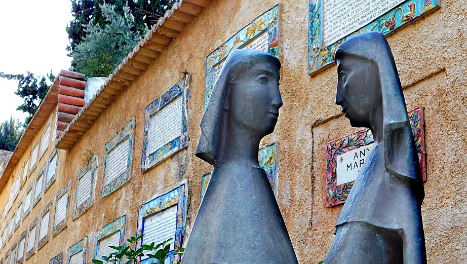 Sanktuarium Nawiedzenia – rzeźby przedstawiające spotkanie Maryi i Elżbiety, fot, s. Amata CSFN