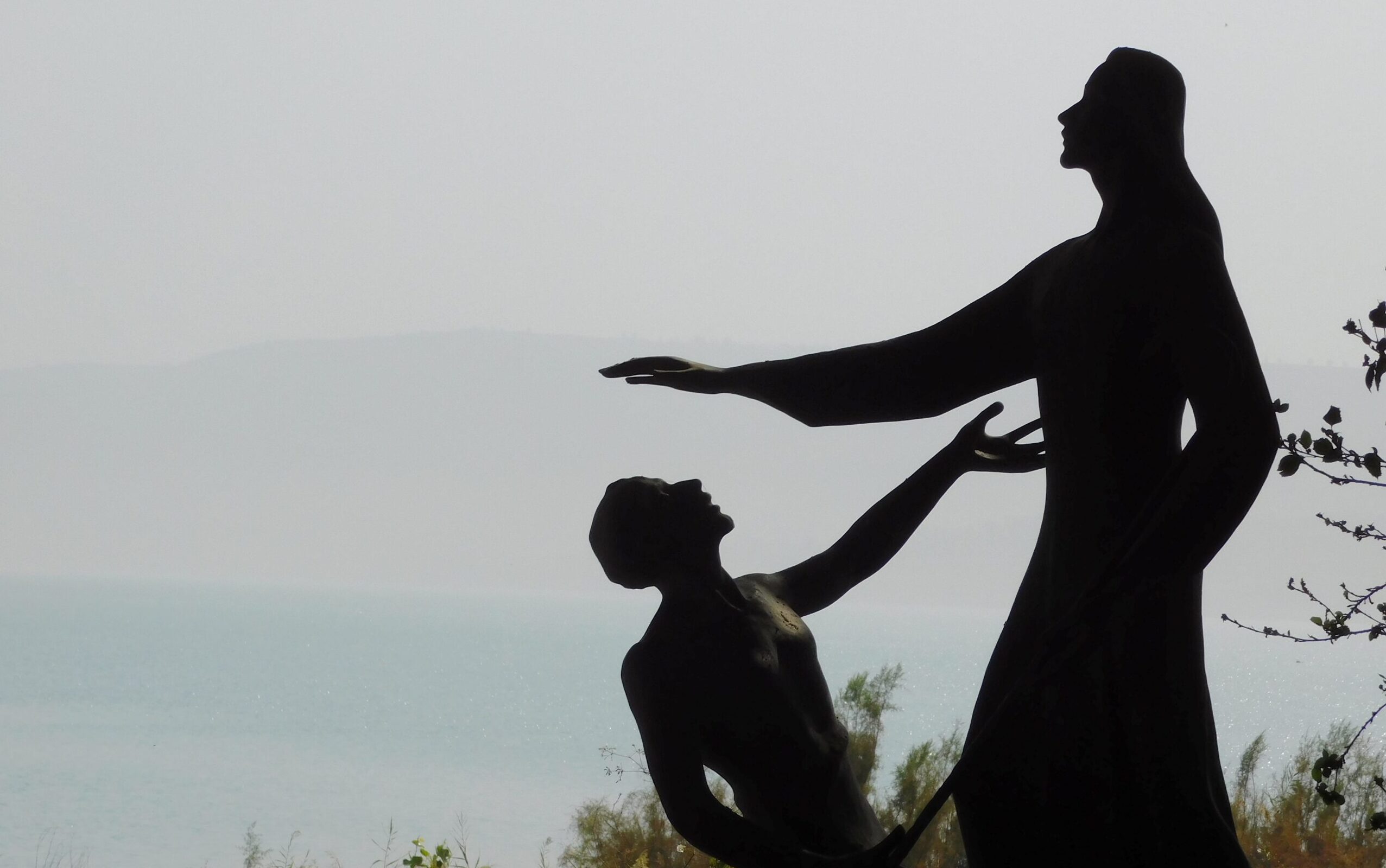 Jezioro Galilejskie w miejscu spotkania Apostołów ze Zmartwychwstałym Jezusem, rzeźba upamiętniająca wydarzenie (Tabga), fot. s. Amata CSFN