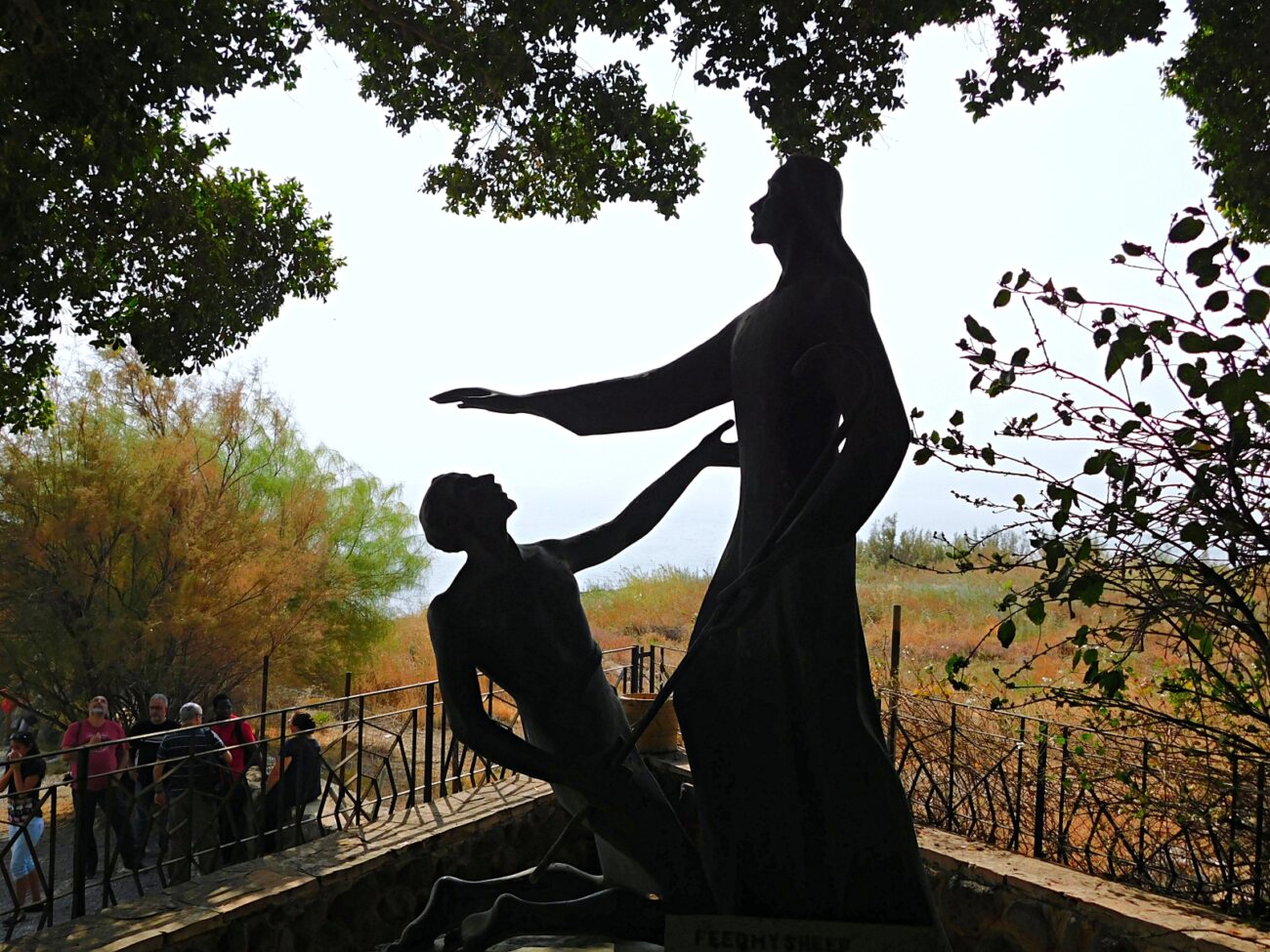 Jezioro Galilejskie w miejscu spotkania Apostołów ze Zmartwychwstałym Jezusem, rzeźba upamiętniająca wydarzenie (Tabga), fot. s. Amata CSFN