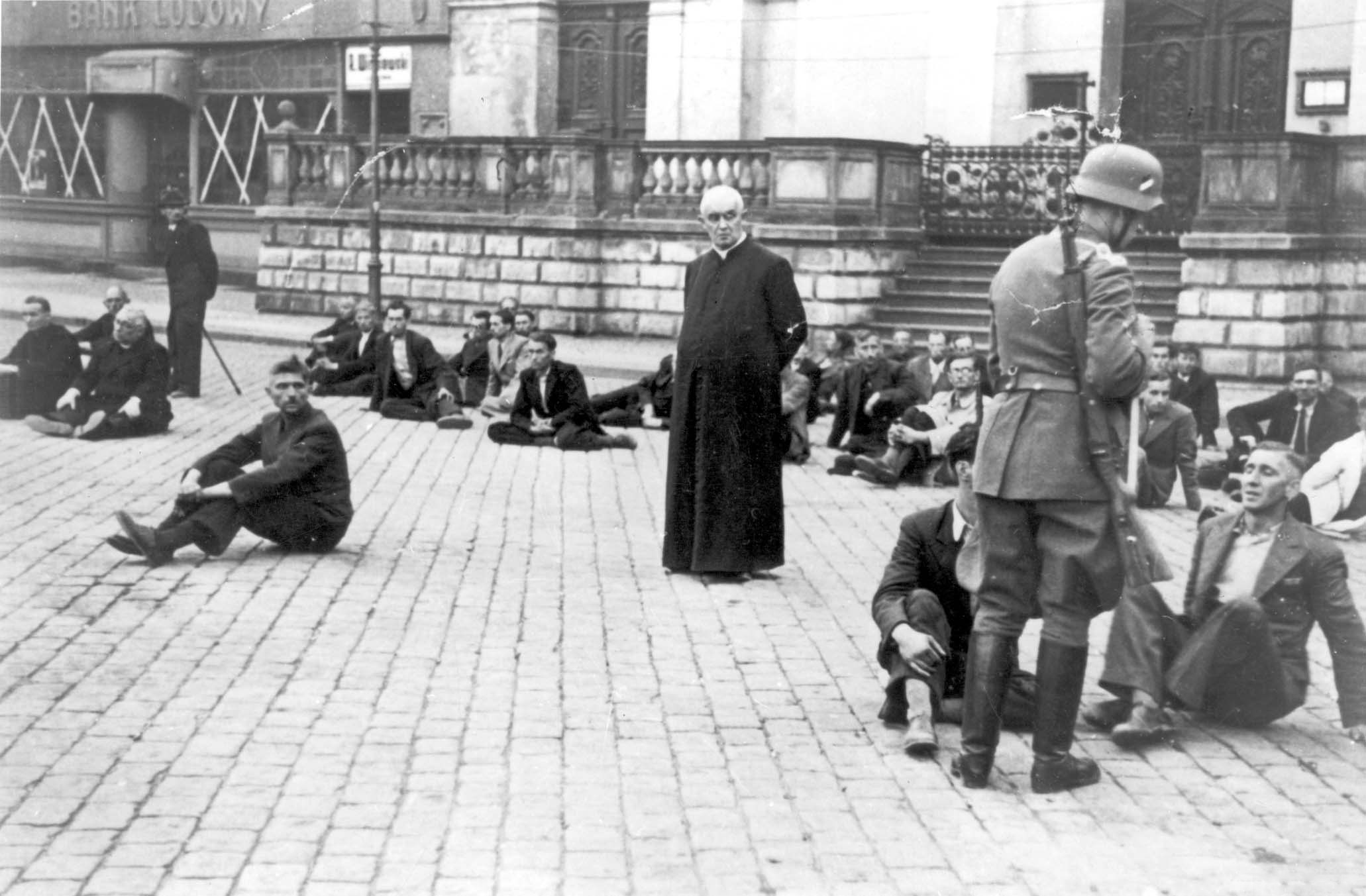 Aresztowani Polacy czekający na rozstrzelanie na Starym Rynku w Bydgoszczy (wrzesień 1939), fot. domena publiczna