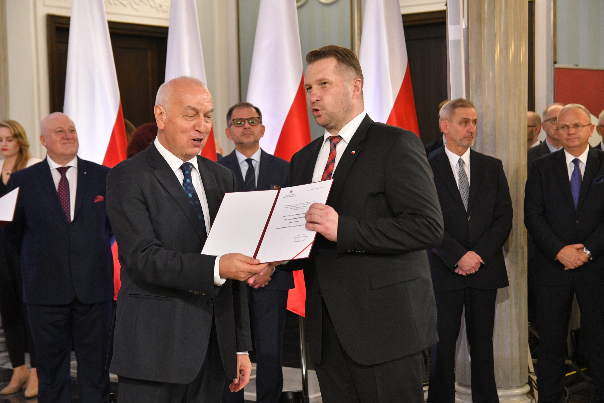 Przemysław Czarnek odbiera zaświadczenie o wyborze na posła IX kadencji Sejmu (2019), fot. Autorstwa Sejm RP - LB1_3320, CC BY 2.0, https://commons.wikimedia.org/w/index.php?curid=83602203