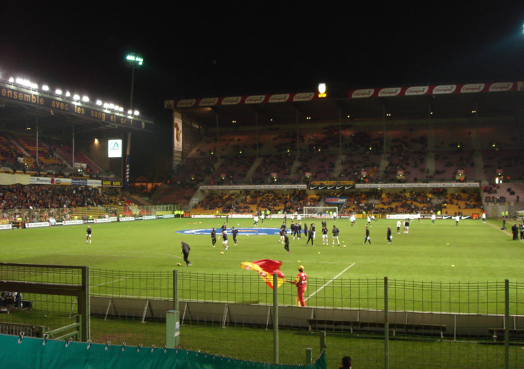 Stadion RC Lens, fot. Autorstwa TaraO - Praca własna, CC BY 2.5, https://commons.wikimedia.org/w/index.php?curid=1696995