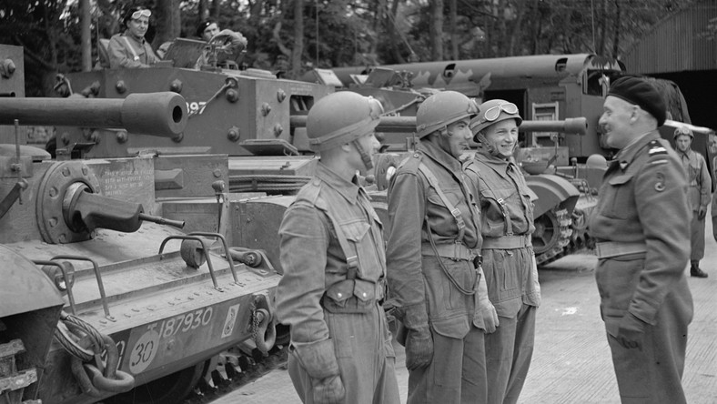 Dowódca I Dywizji Pancernej Wojska Polskiego generał Stanisław Maczek podczas inspekcji (1944), fot. wikimedia (domena publiczna)
