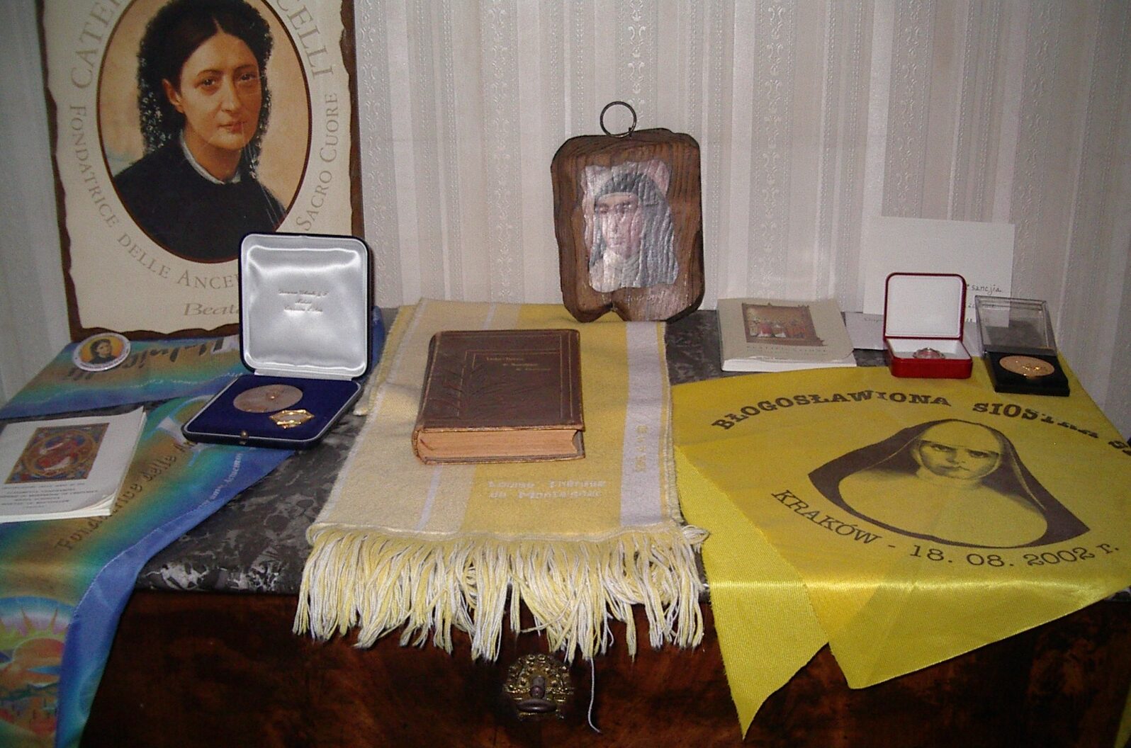 Relikwie Sancji i chusta z beatyfikacji we francuskim Montluçon, fot. Siostry Serafitki