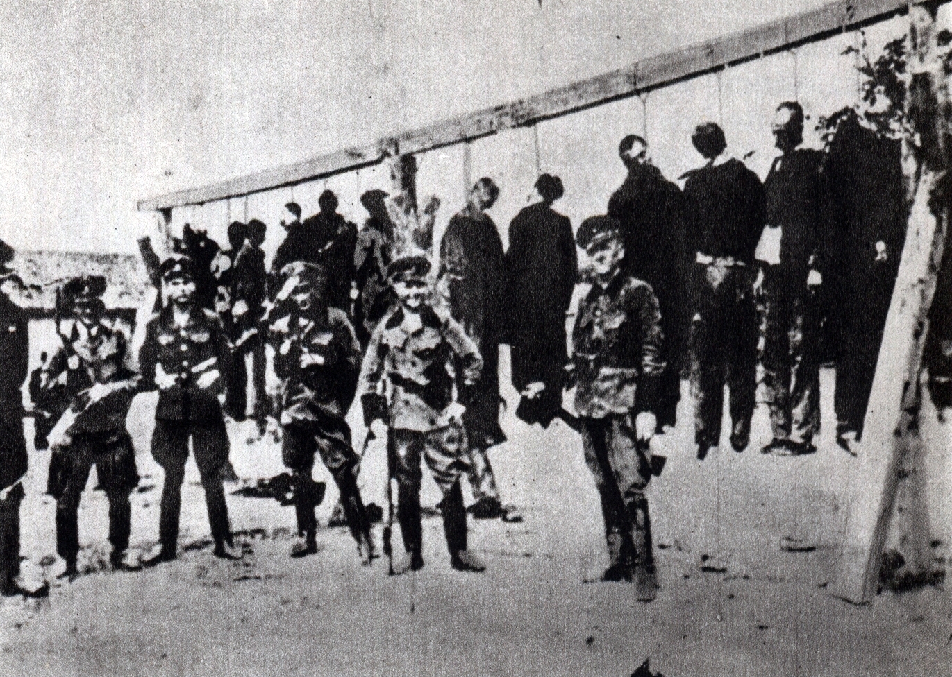 Publiczna egzekucja w okupowanej przez Niemców Polsce. Członkowie SS pozują na tle szubienicy, fot. Wikimedia (domena publiczna)