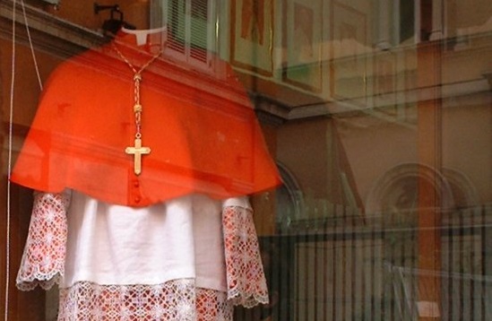 Szaty kardynała (2005), fot. wikimedia (domena publiczna)