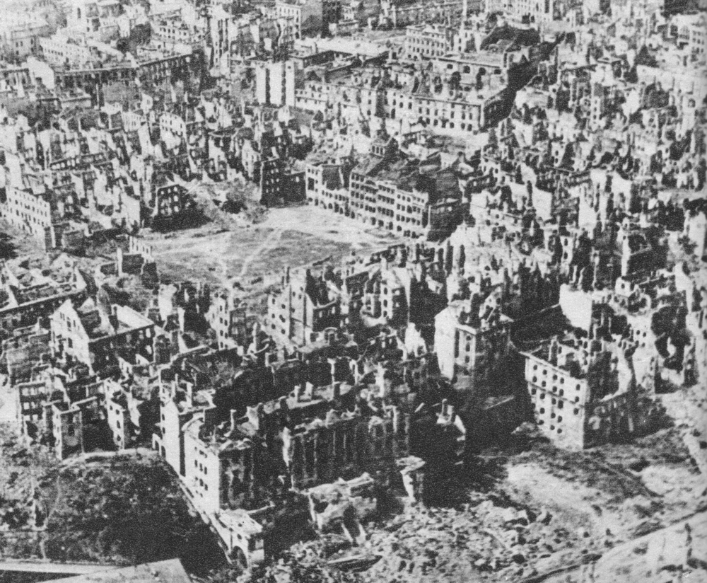 Warszawa w styczniu 1945. Widok na Kanonię i Rynek na Starym Mieście, fot. wikimedia (domena publiczna)