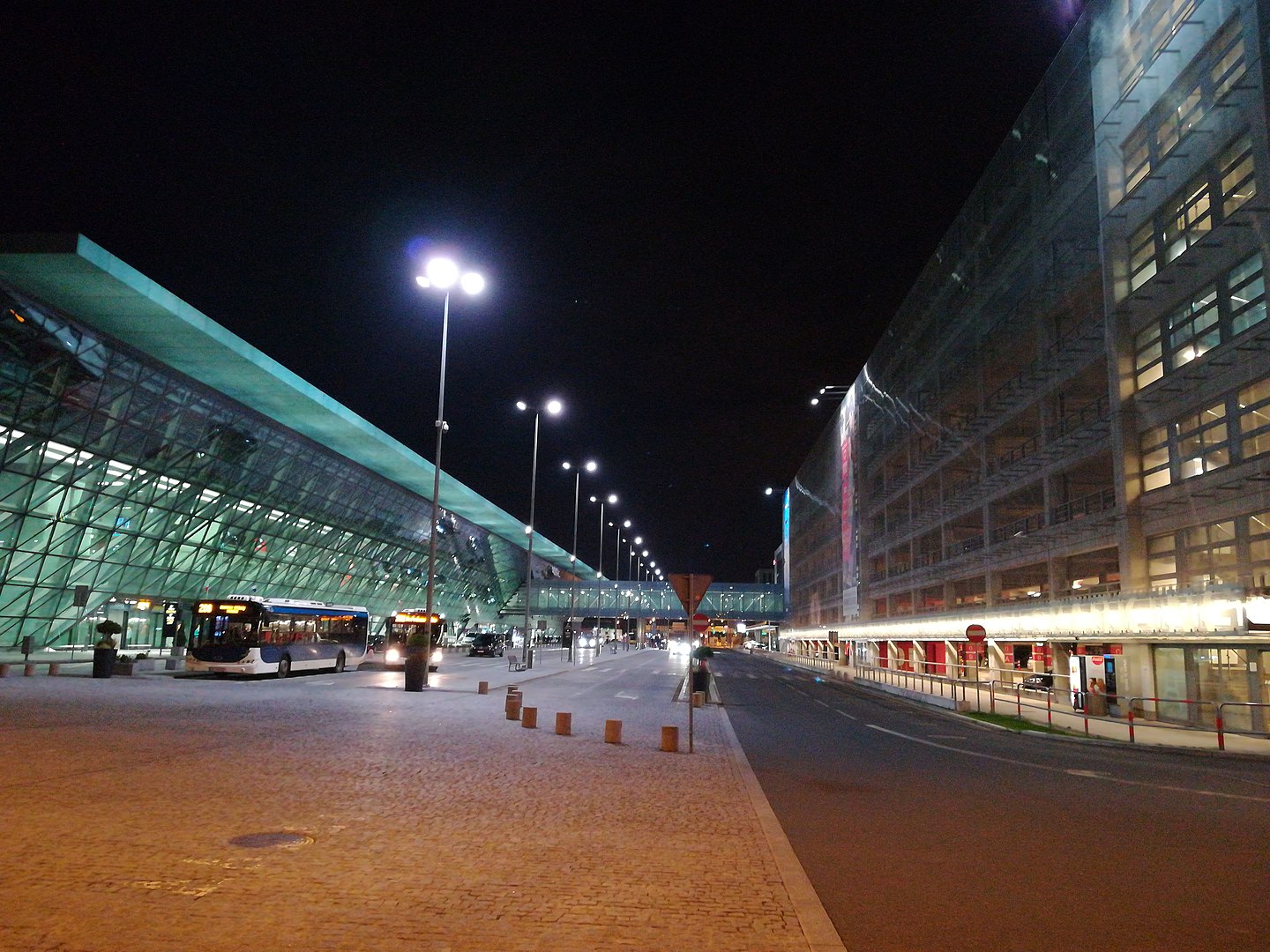 Port lotniczy im. Jana Pawła II nocą (2017), fot. Autorstwa Darpaw - Praca własna, CC BY-SA 4.0, https://commons.wikimedia.org/w/index.php?curid=64591524