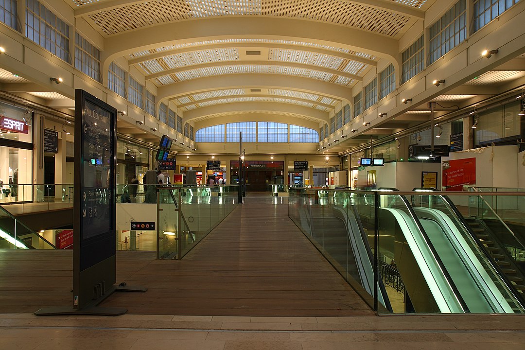 Wnętrze Gare de l’Est, fot. Autorstwa Benh LIEU SONG - Praca własna, CC BY-SA 3.0, https://commons.wikimedia.org/w/index.php?curid=4208479