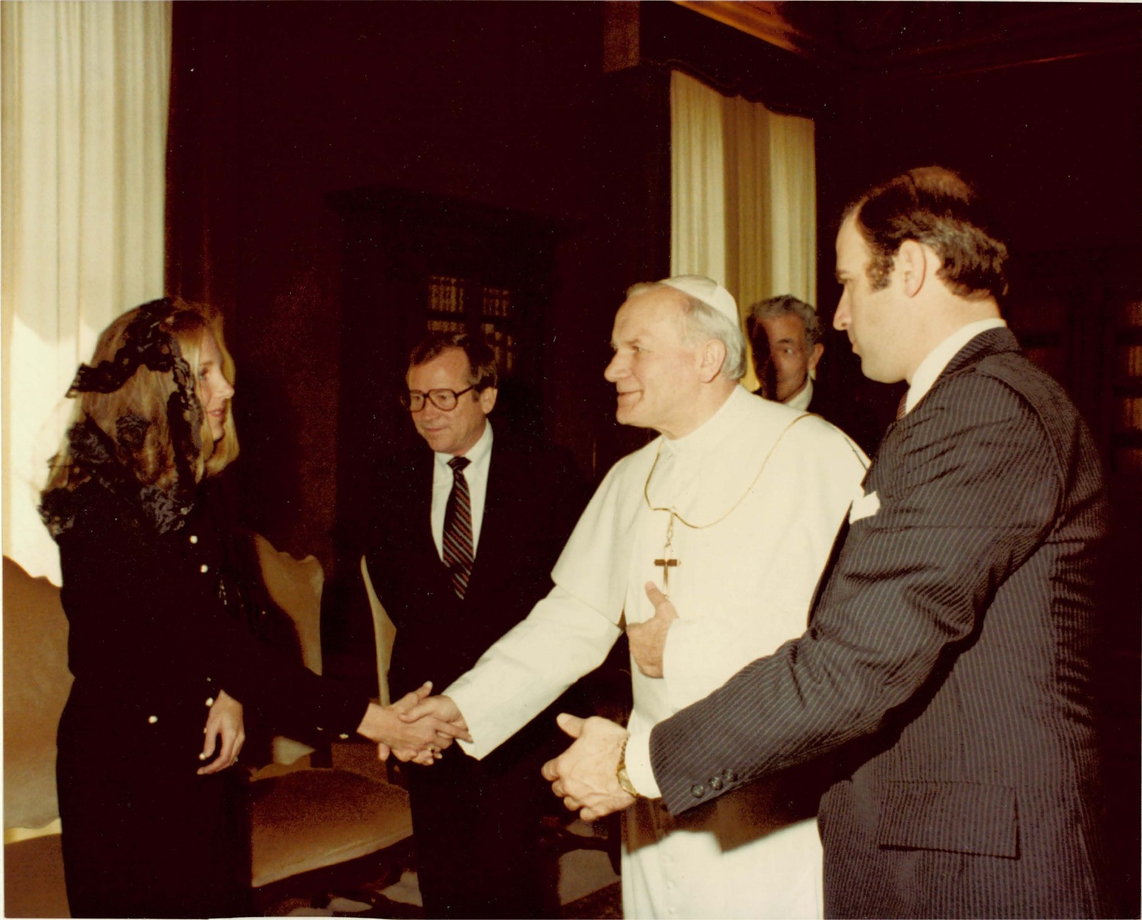 Jan Paweł II z Joe i Jill Biden, fot. wikipedia, https://commons.wikimedia.org/wiki/File:Pope_John_Paul_II_with_Joe_and_Jill_Biden.jpg 