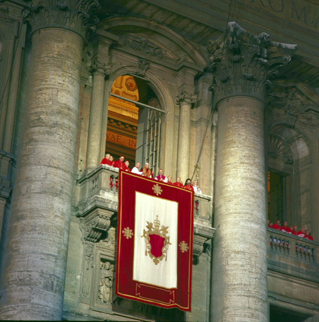 Karol Wojtyła jako Jan Paweł II na balkonie bazyliki św. Piotra w dniu wyboru, fot. wikimedia (domena publiczna)