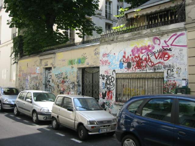 Dom Serge’a Gainsbourga na Rue de Verneuil w dzielnicy Saint Germain des Pres, zachowany w tym stanie przez Charlotte Gainsbourg po śmierci ojca, fot. Autorstwa Autor nie został podany w rozpoznawalny automatycznie sposób. Założono, że to Arnaud 25 (w oparciu o szablon praw autorskich). - Źródło nie zostało podane w rozpoznawalny automatycznie sposób. Założono, że to praca własna (w oparciu o szablon praw autorskich)., CC BY-SA 3.0, https://commons.wikimedia.org/w/index.php?curid=1206946