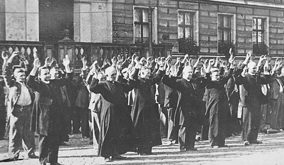 Polscy zakładnicy, w tym katoliccy księża, na Starym Rynku w Bydgoszczy. Wrzesień 1939, fot. domena publiczna